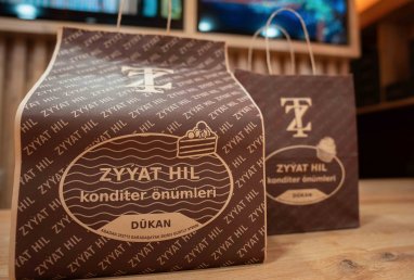 Zyýat Hil offers colorful cakes with fruits and berries