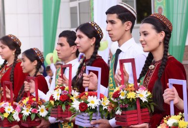 Türkmenistan'daki tüm okullarda son zil çaldı